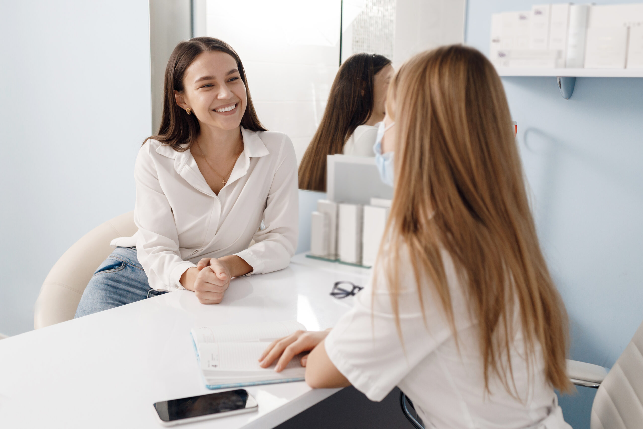 Best eyebrow threading salon Brooklyn: friendly consultation at the front desk