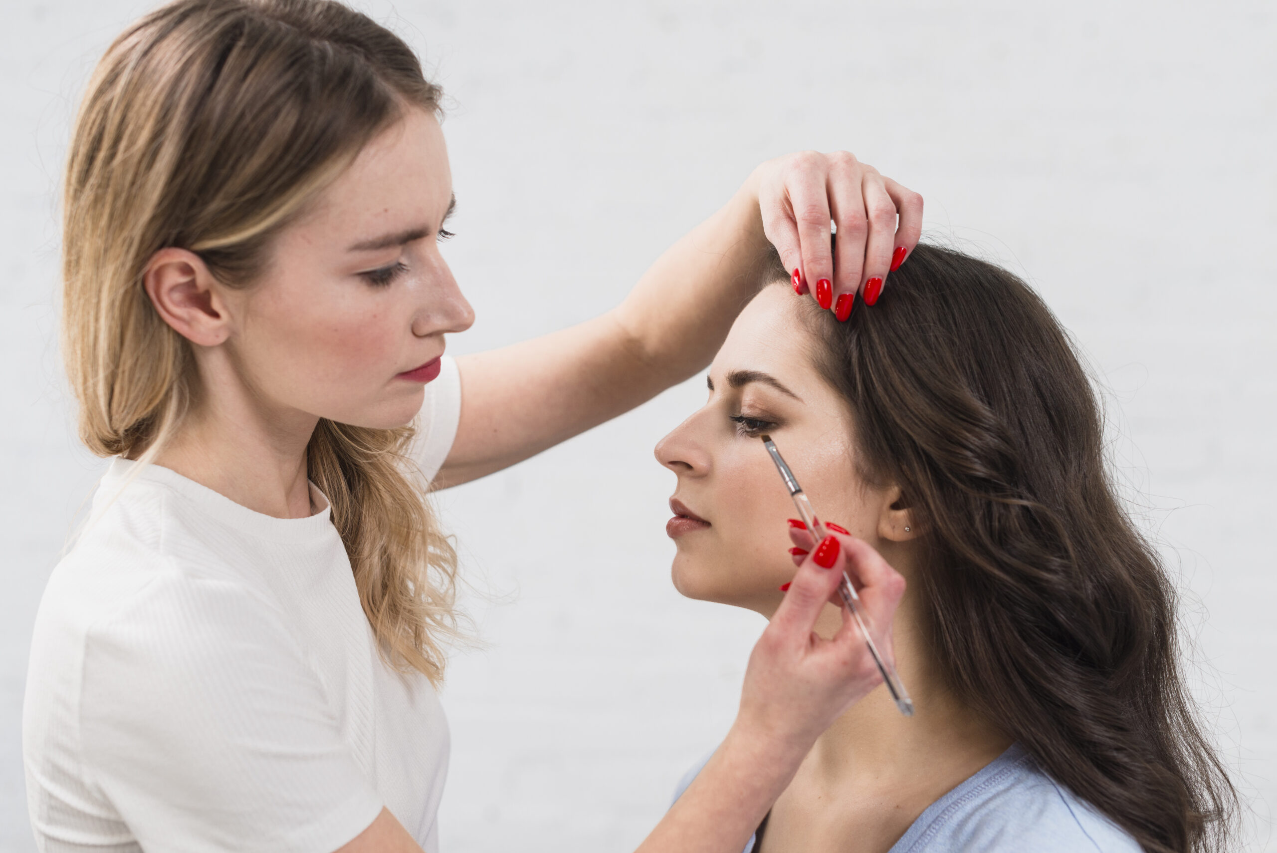 Licensed threading technicians NY: trained professional working with a client