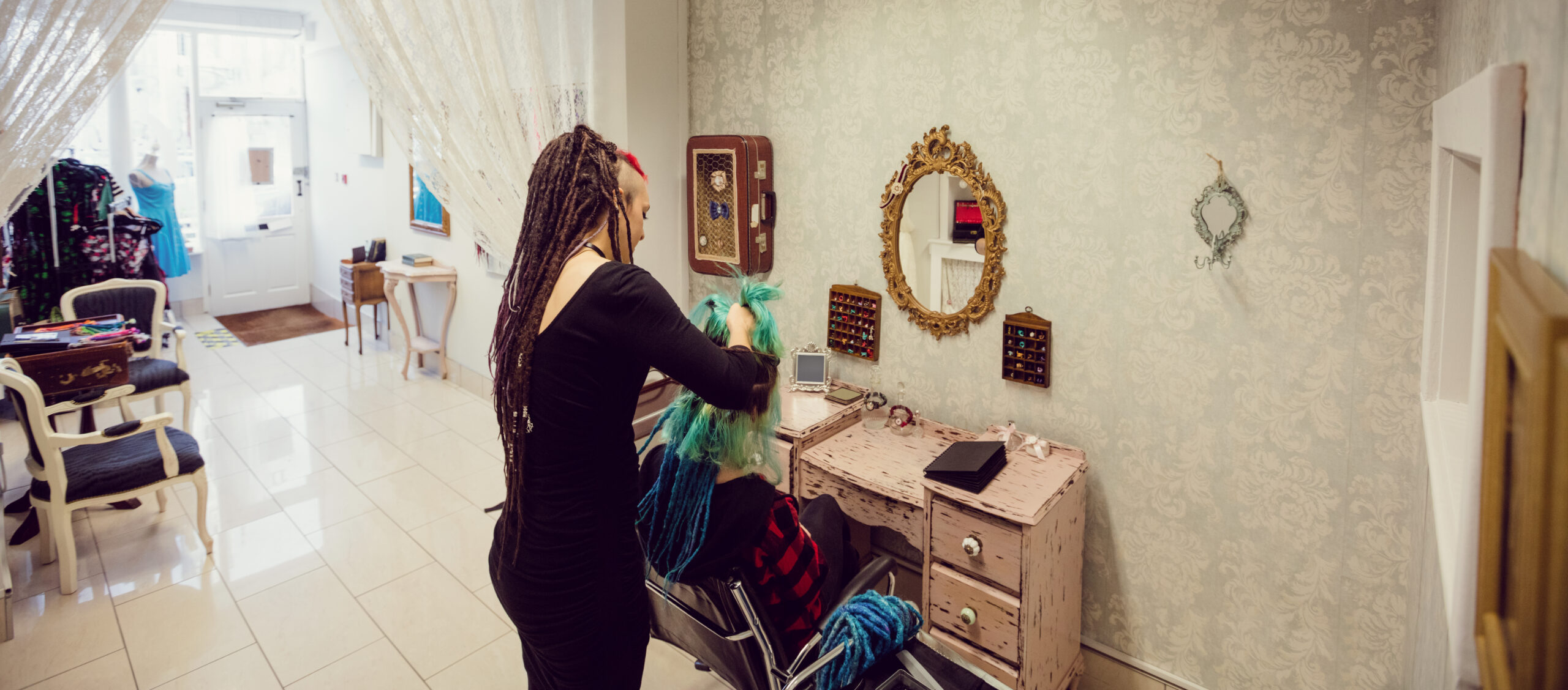 Licensed threading technicians NY: professional salon environment