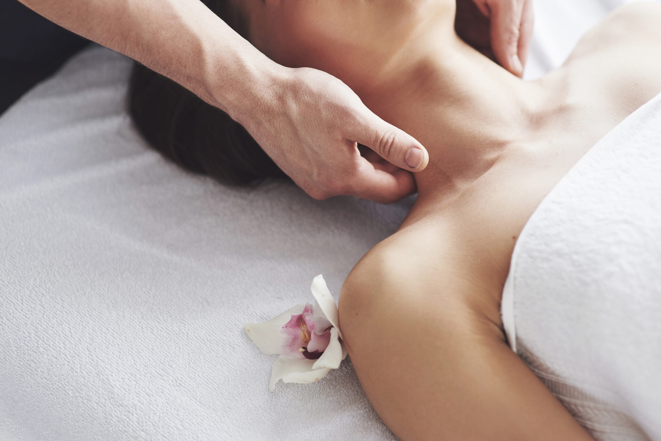 Threading vs waxing sensitive skin: precise gentle hair removal technique