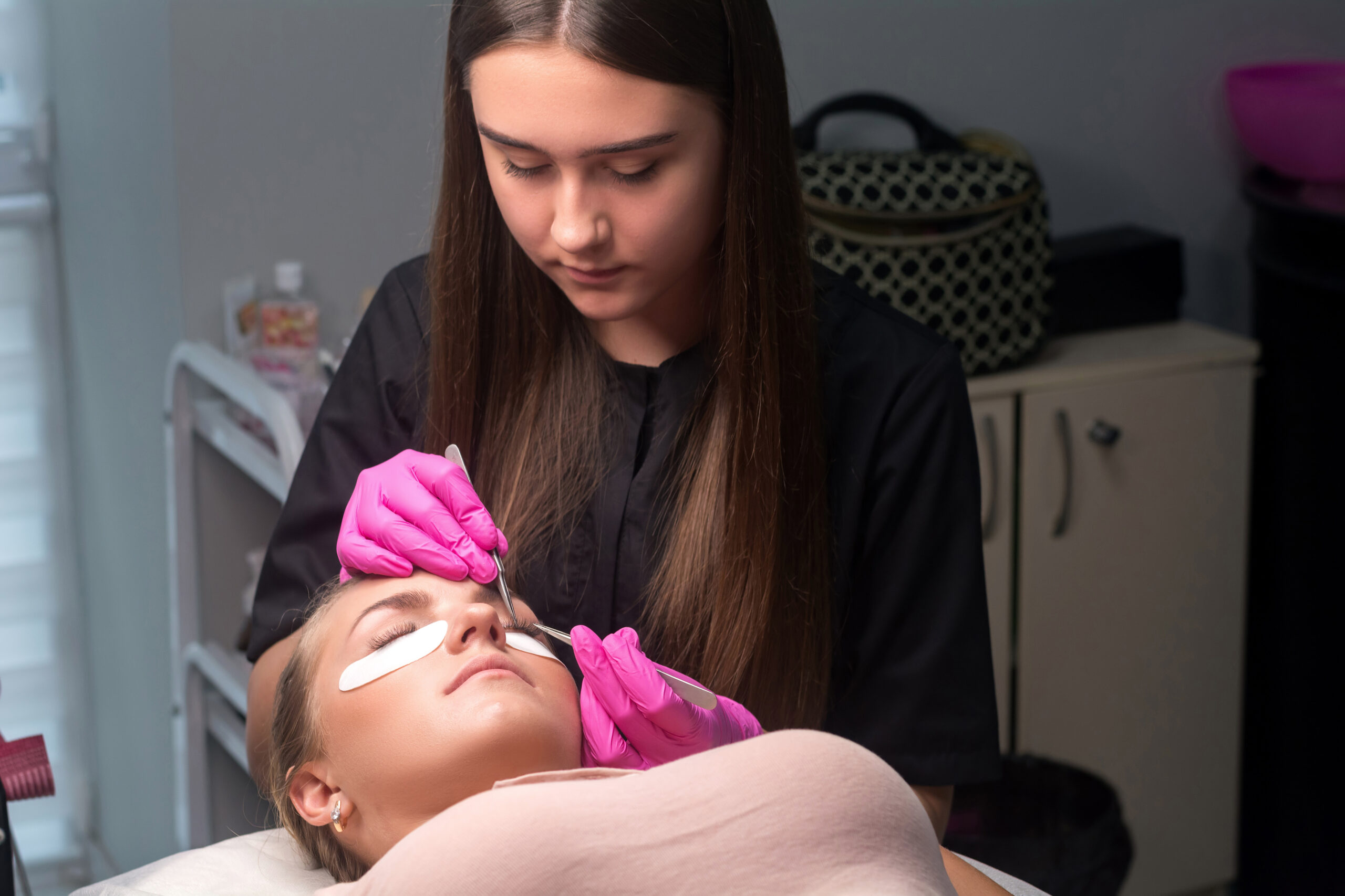 Causes of lash extensions falling out early, beauty salon eyelash extension procedure