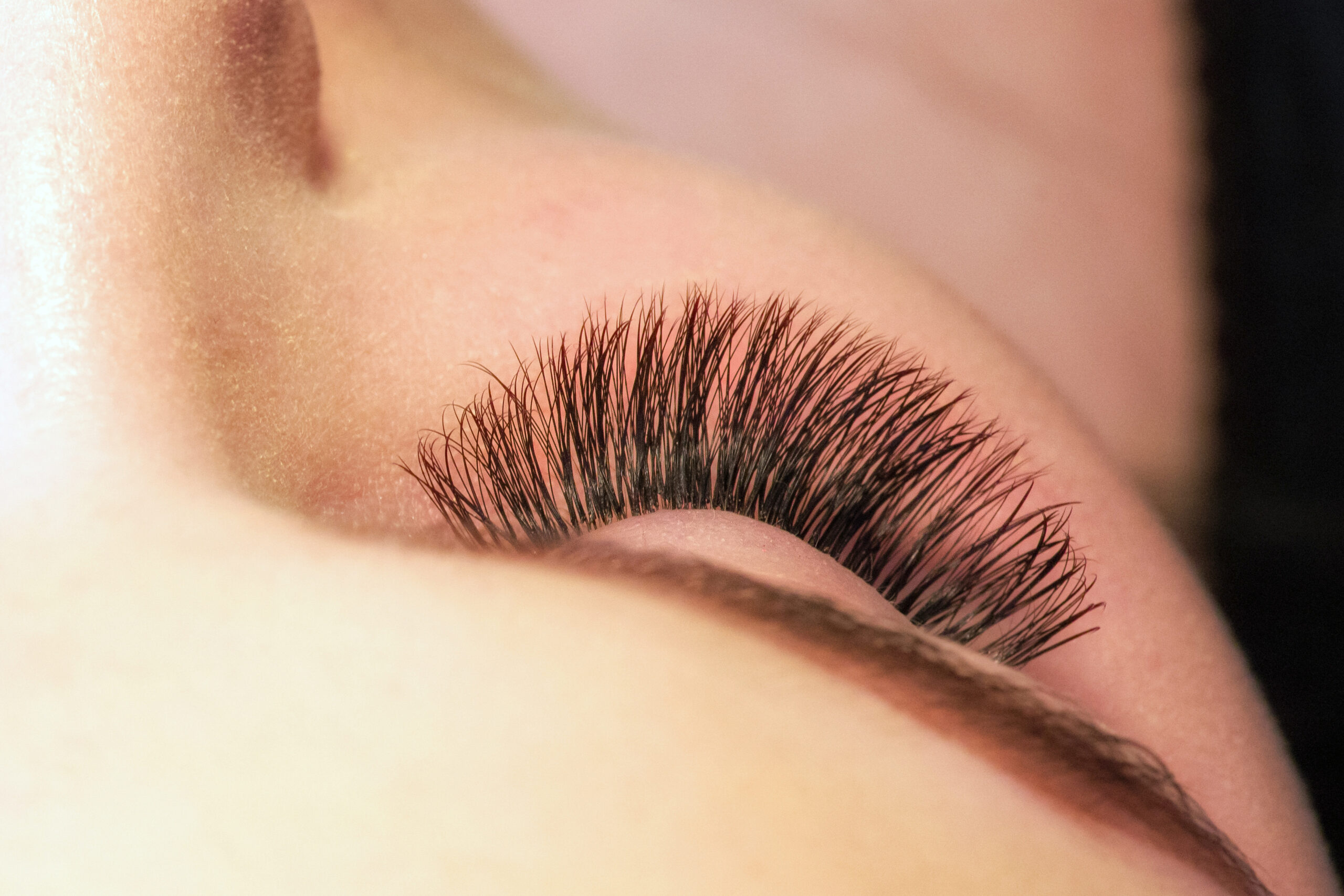 Lash extensions and swimming, sweating, sauna use: detail of lash extension fiber